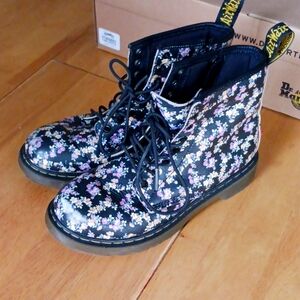 Vintage Dr.Martens 1460 Delaney Floral. Little girl's size 3.